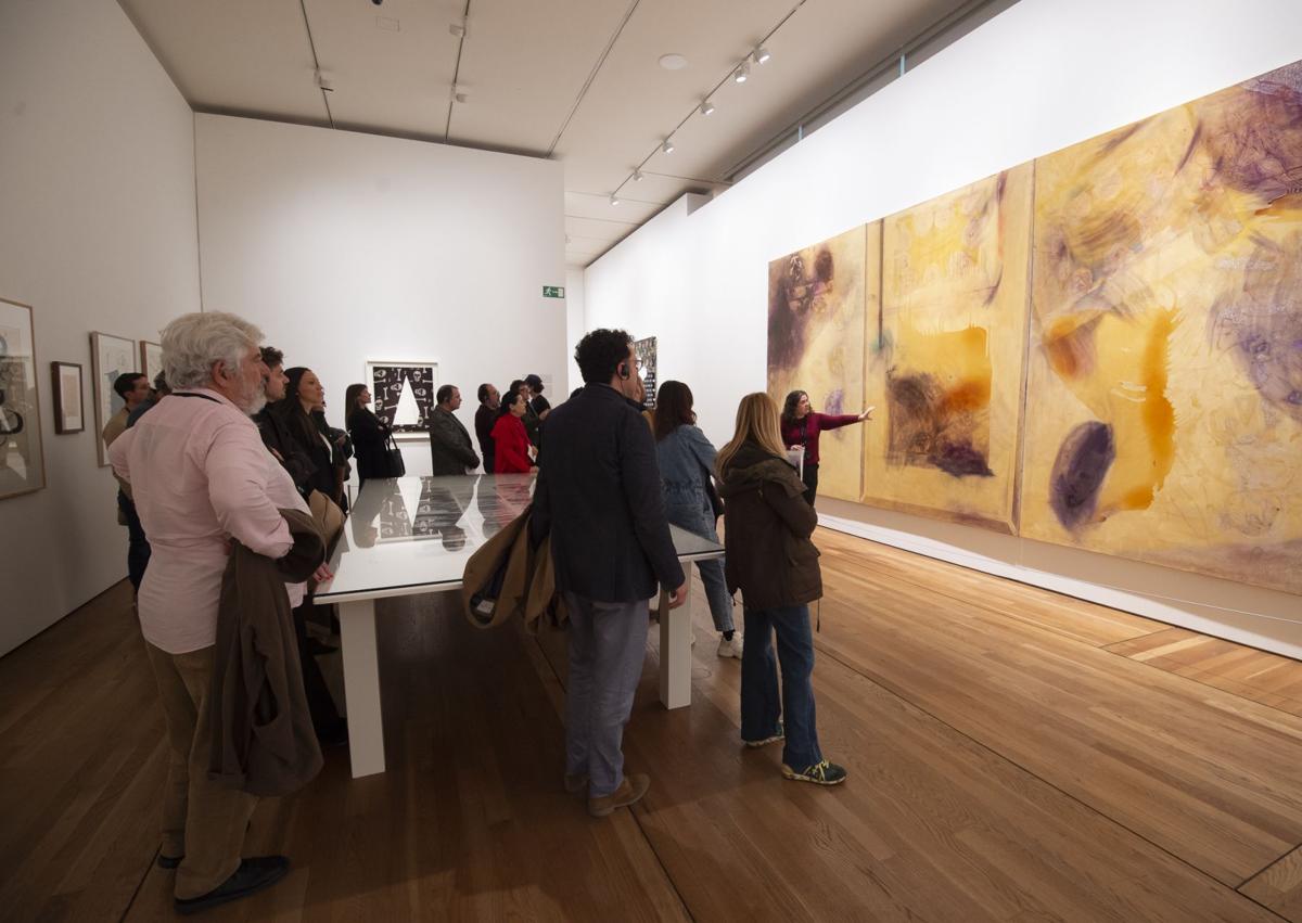 Imagen secundaria 1 - El grupo contempló las obras del pintor alemán Sigmar Polke en una visita guiada por el Museo del Prado. | Noelia Ibáñez y Rafael Fuster junto a 'Doña Mariana' la obra de Ramón Gaya expuesta en la colección permanente de la pinacoteca madrileña. 