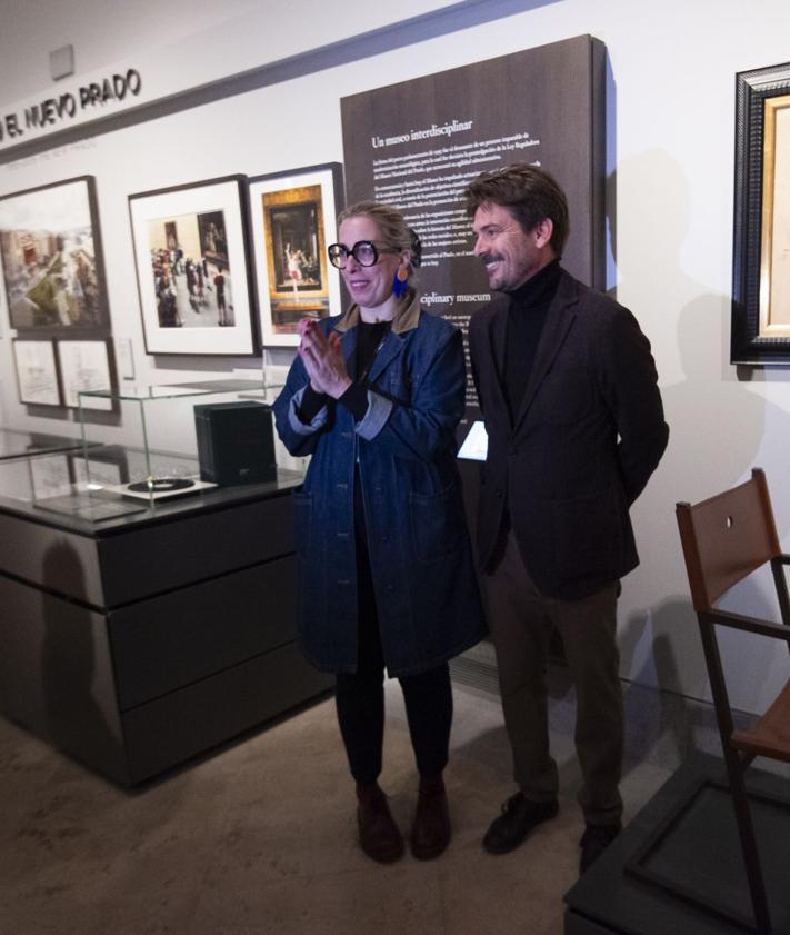 Imagen secundaria 2 - El grupo contempló las obras del pintor alemán Sigmar Polke en una visita guiada por el Museo del Prado. | Noelia Ibáñez y Rafael Fuster junto a 'Doña Mariana' la obra de Ramón Gaya expuesta en la colección permanente de la pinacoteca madrileña. 