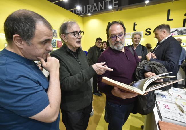 Daniel Genaro Pérez Tárraga, Antonio Garrido, Antonio Gómez Ribelles, Alberto Aguirre de Cárcer (director de LA VERDAD) y Javier Castro Flórez, en la sección editorial de ARCO.