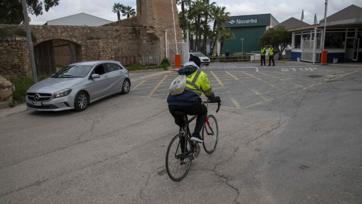 Uno de cada tres ‘bazaneros’ va al astillero de Navantia andando, en bici o en patinete