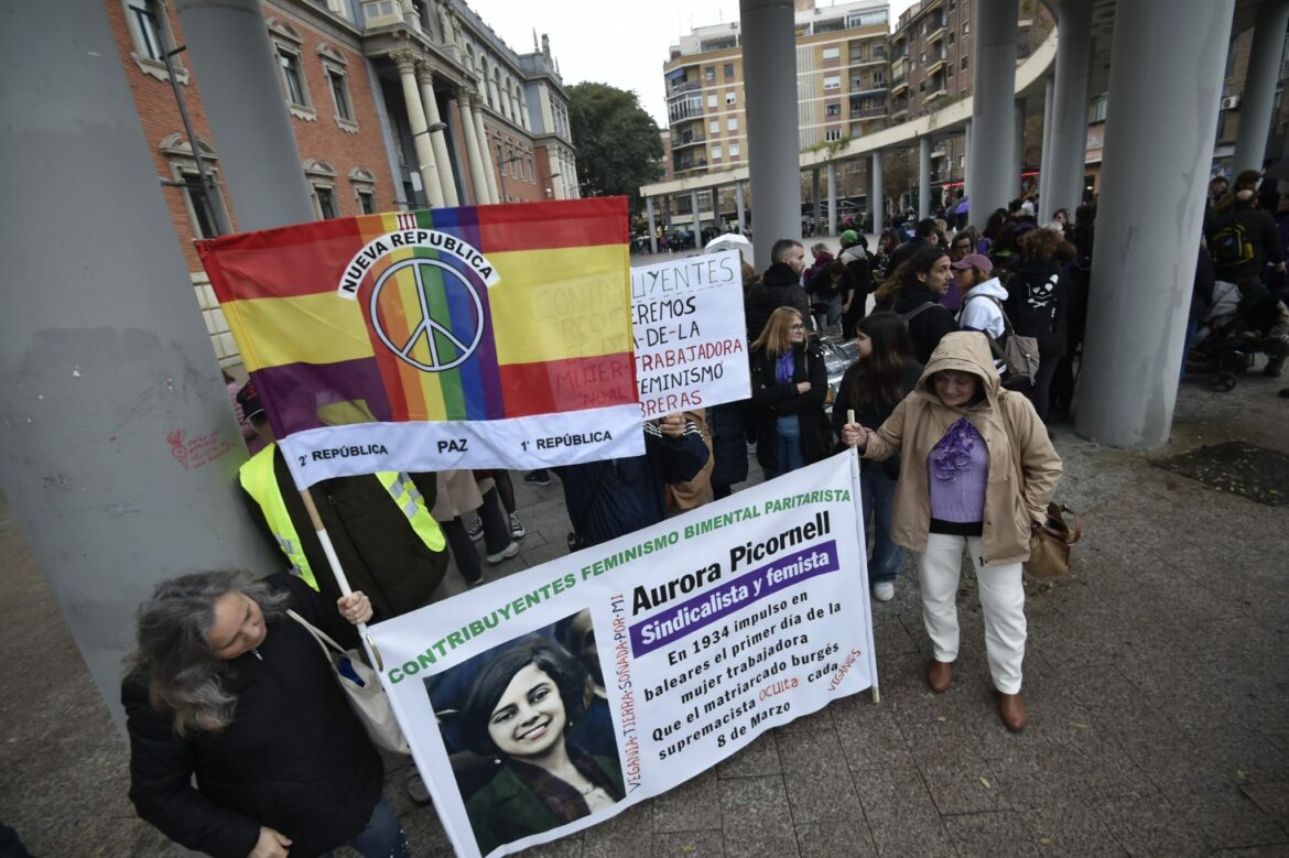 Sigue la manifestación por el Día Internacional de la Mujer en Murcia