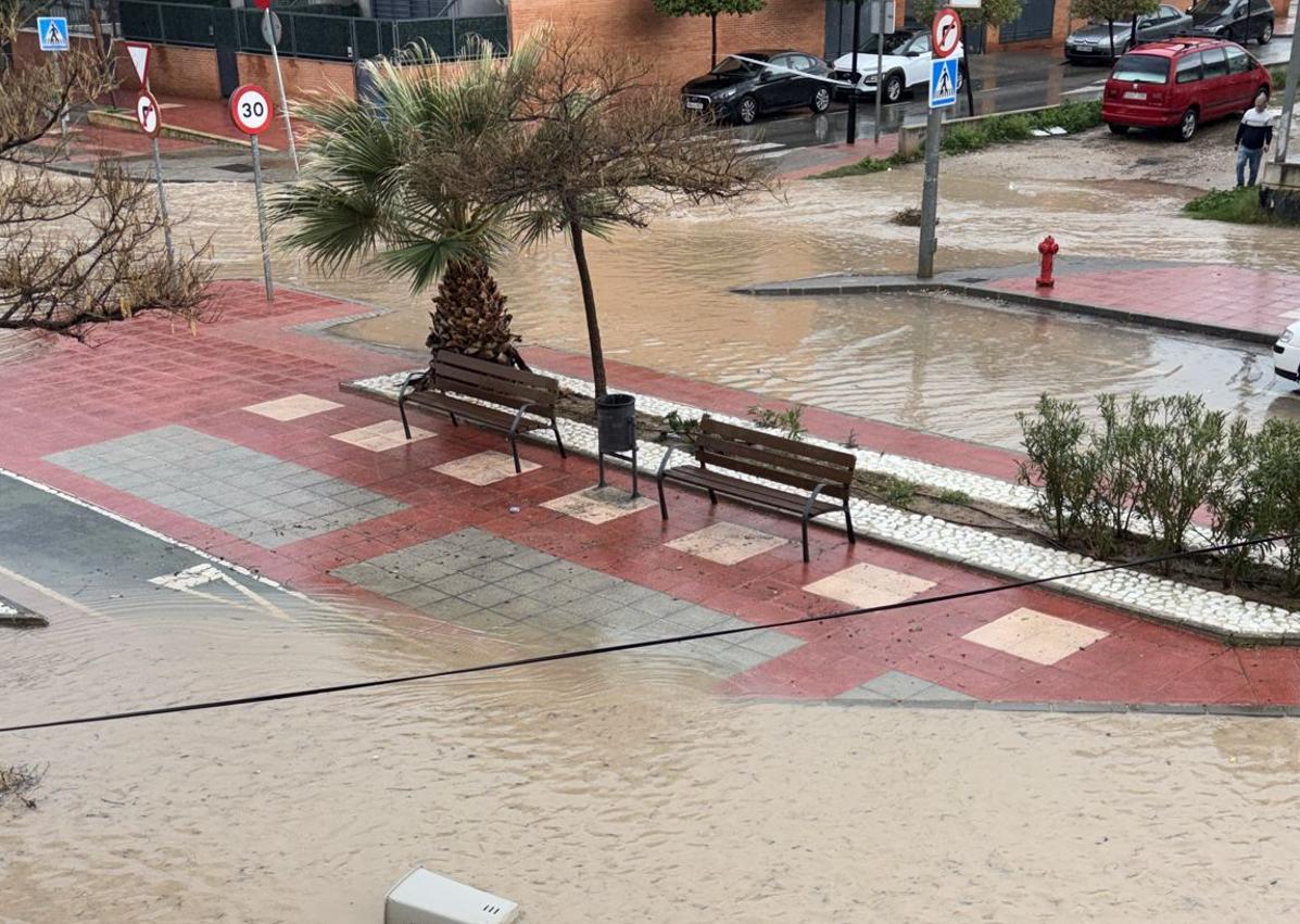 Imagen secundaria 1 - La rambla de Espinardo, anegada, este viernes por la tarde.