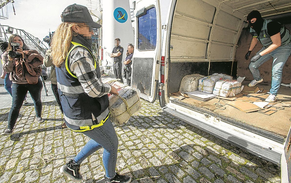 Agentes trasladan un alijo decomisado en Canarias.