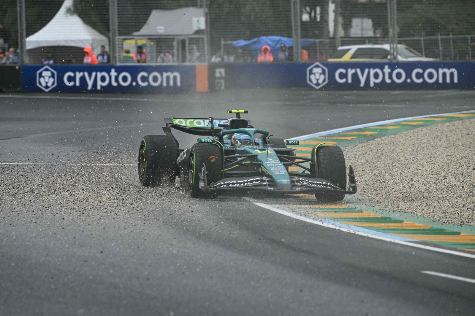 Alonso, decepcionado tras su abandono: «Me encontré una montaña de gravilla y el coche se fue»