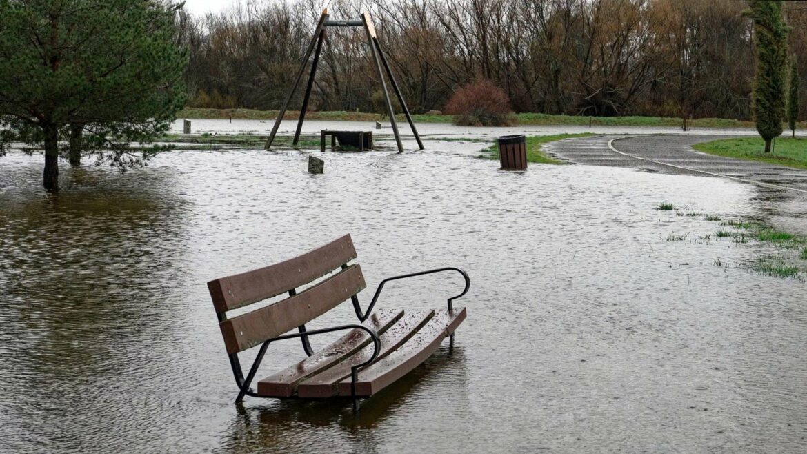 El viento y la lluvia ponen en aviso a 16 comunidades y obligan a suspender marchas del 8M
