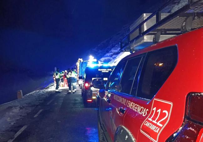 Mueren cuatro jóvenes al despeñarse su coche en un puerto de Cantabria