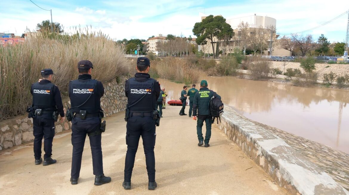 Medios aéreos se unen a la búsqueda de un desaparecido en el río Segura a la altura de Murcia