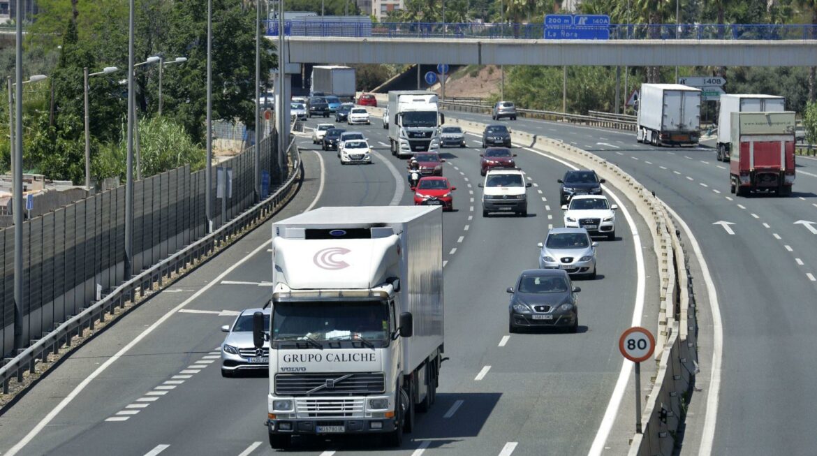 El transporte de mercancías por carretera sube un 10% y roza los cien millones de toneladas