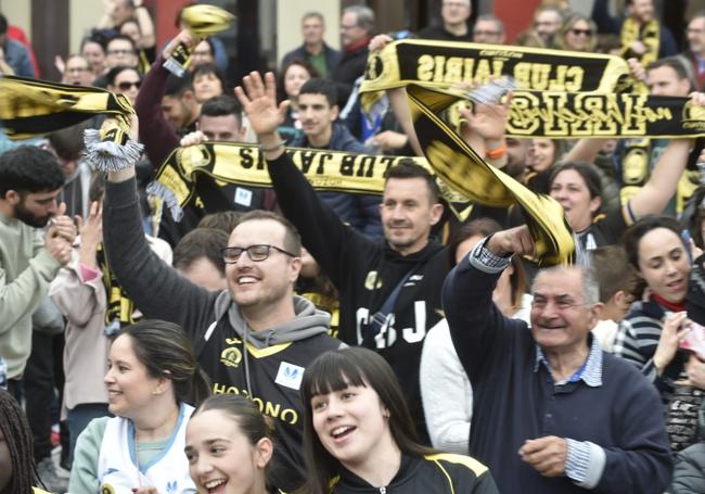 Vecinos de Alcantarilla celebran la victoria en la final.