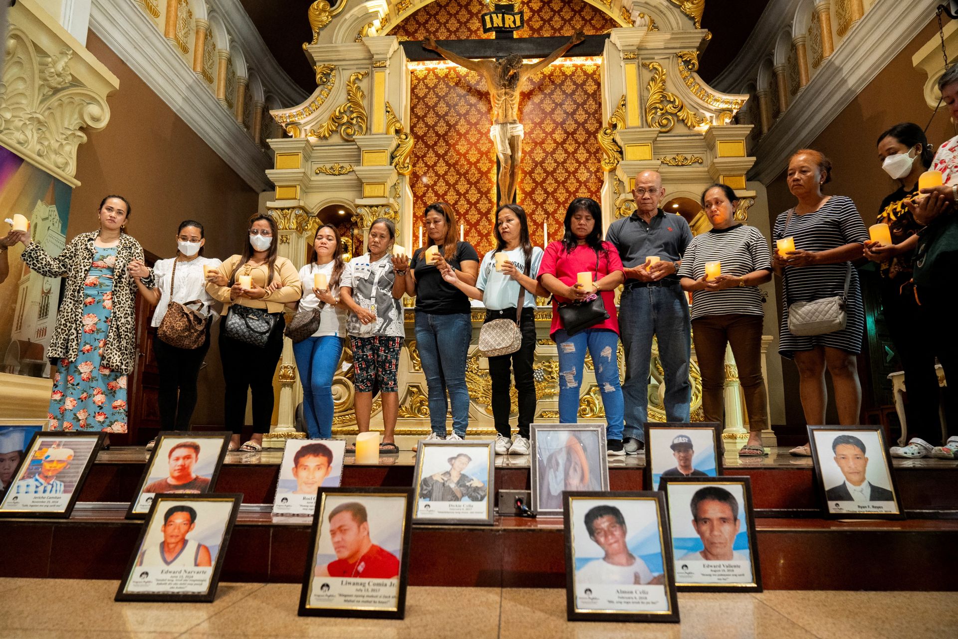 Familiares de víctimas de la guerra contra las drogas y ejecuciones extrajudiciales se reúnen durante una misa en Quezón este martes.