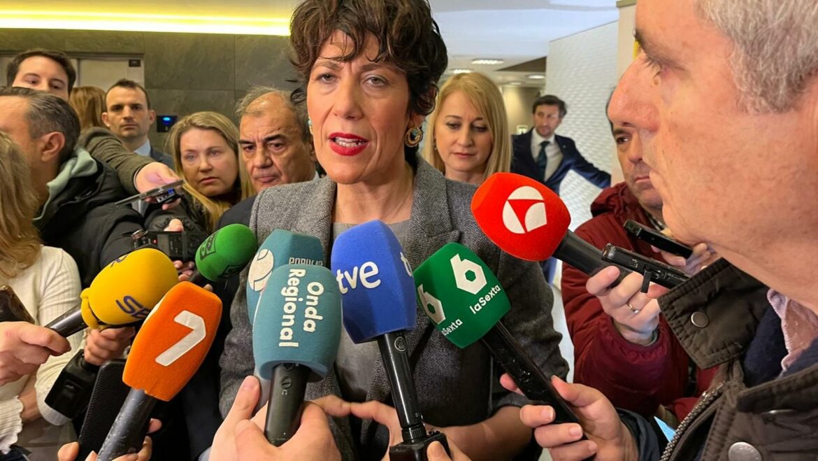 Elma Saiz afirma que el apoyo del PP de la Región a una moción de Vox para devolver a menores extranjeros «abraza la xenofobia»