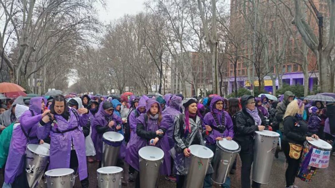 Miles de personas marchan bajo la lluvia en la manifestación del 8M en Madrid: «Que llueva y que truene, la mani se mantiene»
