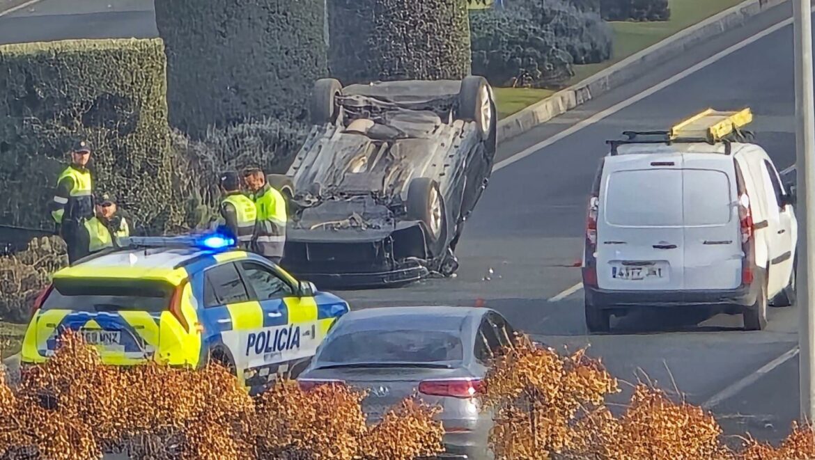 Tres heridos al dar un coche varias vueltas de campana en Murcia