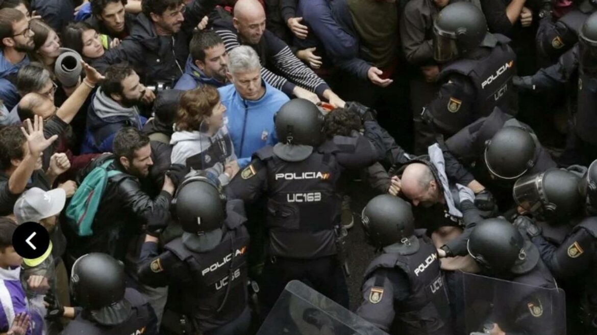 La justicia descarta amnistiar a los policías que dejaron tuerto al activista Roger Español