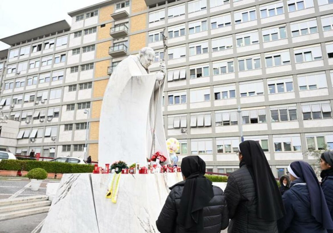 El Papa continúa estable y no ha sufrido nuevas crisis respiratorias