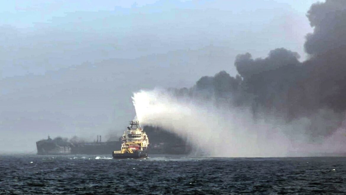 Un petrolero se incendia tras un brutal choque contra un buque mercante frente a la costa británica