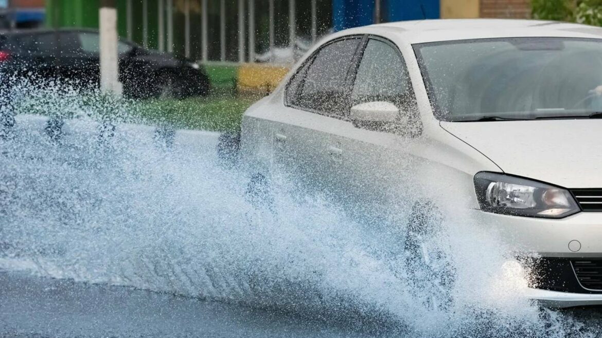 La multa que te puedes llevar por salpicar a un peatón con el coche