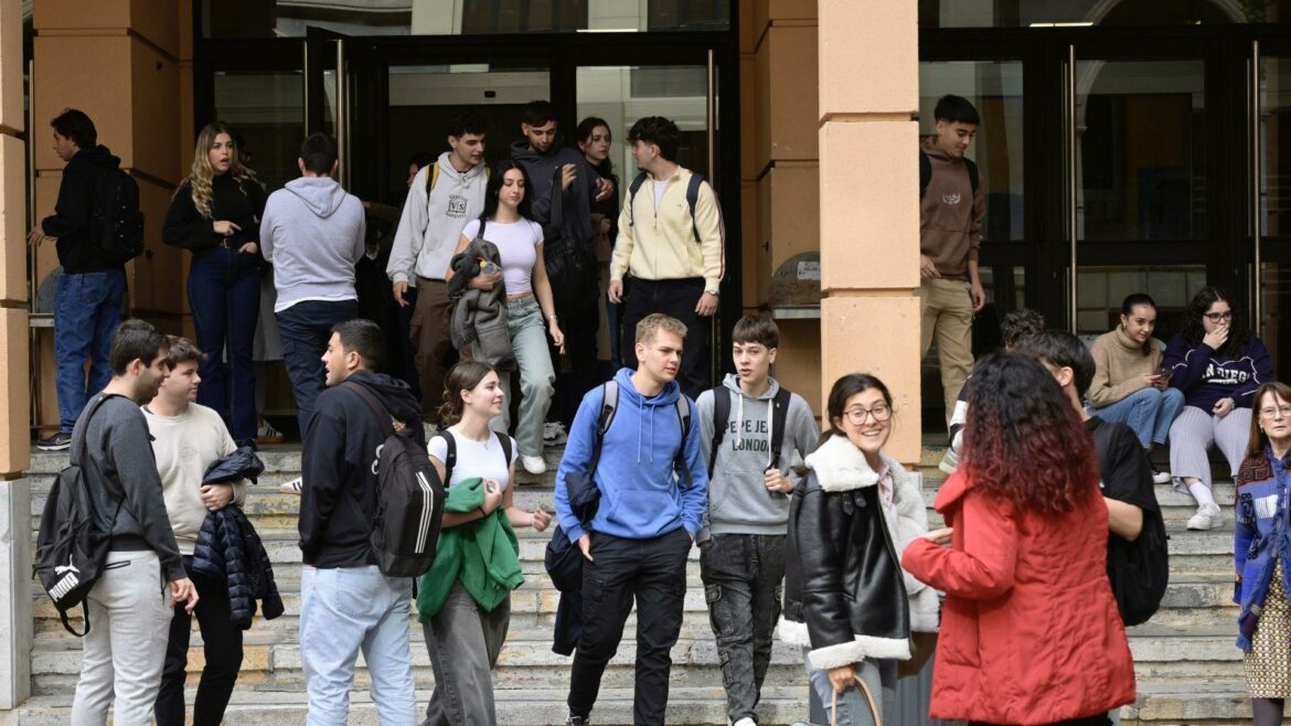 Los universitarios murcianos harán un tope de 480 horas de prácticas con el ‘estatuto del becario’