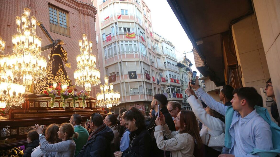 Los marrajos conmueven a su paso con la procesión del Santo Entierro