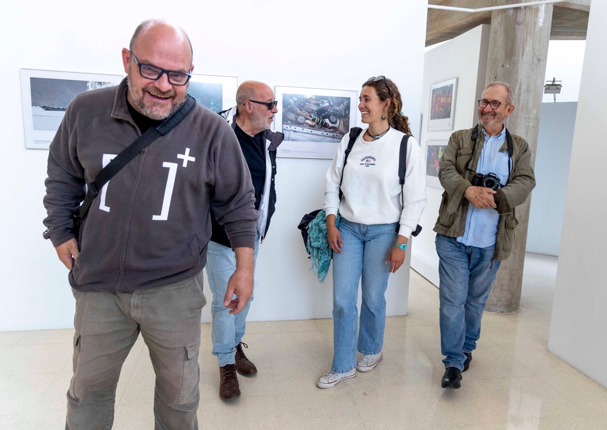 Imagen secundaria 1 - Tres instantes de la visita de la alcaldesa Arroyo a la exposición en el Luzzy.