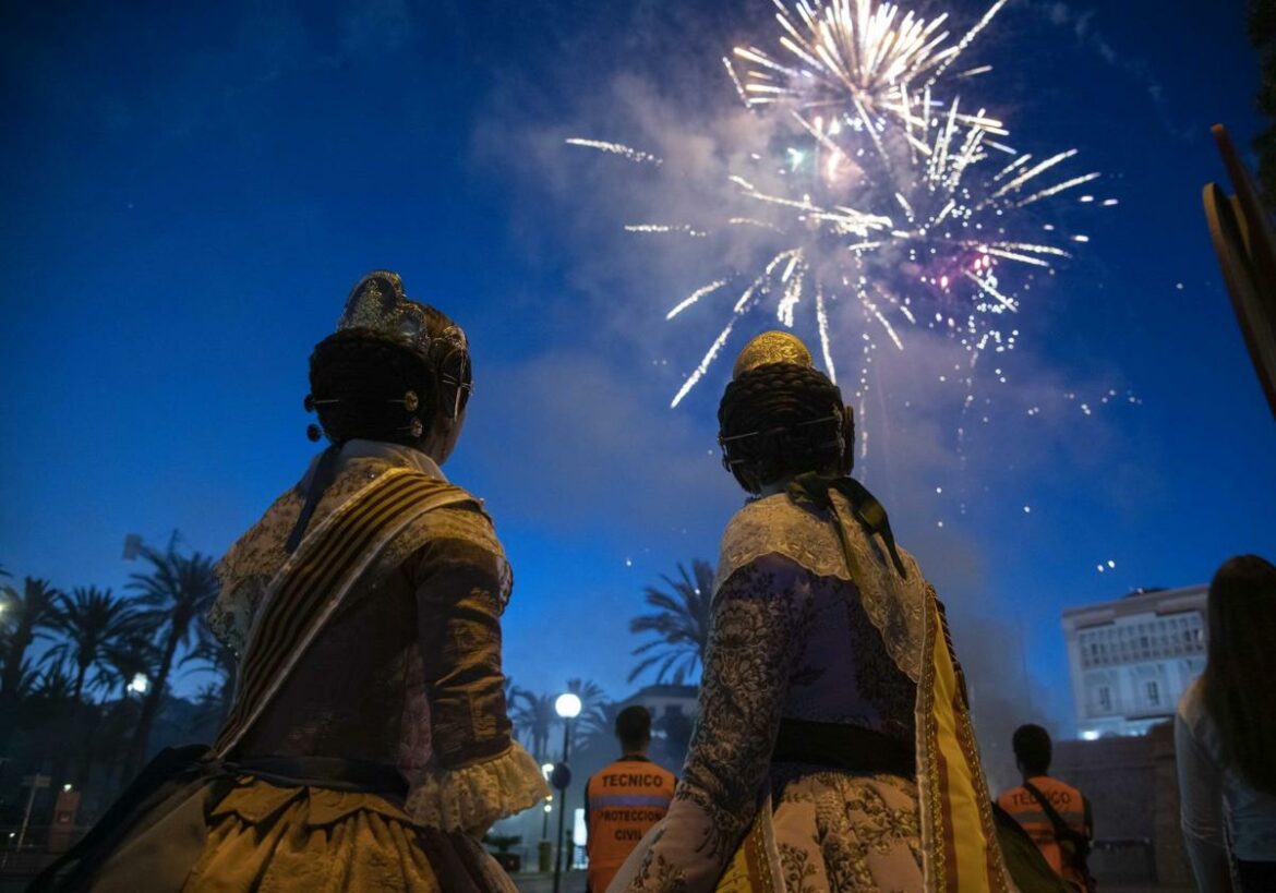 Las Fallas se despiden de Cartagena por todo lo alto con la cremá y el castillo de fuegos artificiales