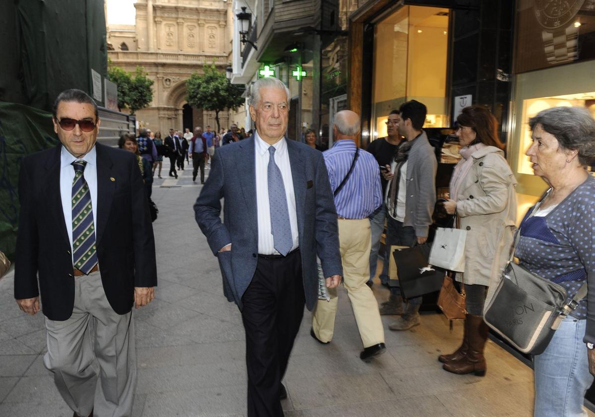 Imagen principal - El escritor peruano, durante su visita a Murcia en 2011.