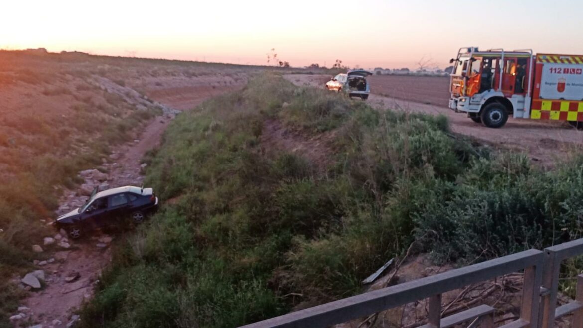 Rescatan a una mujer que cayó con su coche a un canal del Trasvase en el Campo de Cartagena