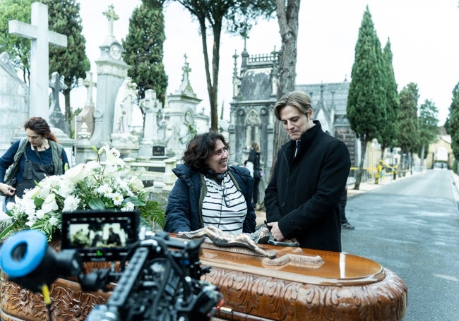 La directora Arantxa Echevarría, durante el rodaje, en un cementerio.