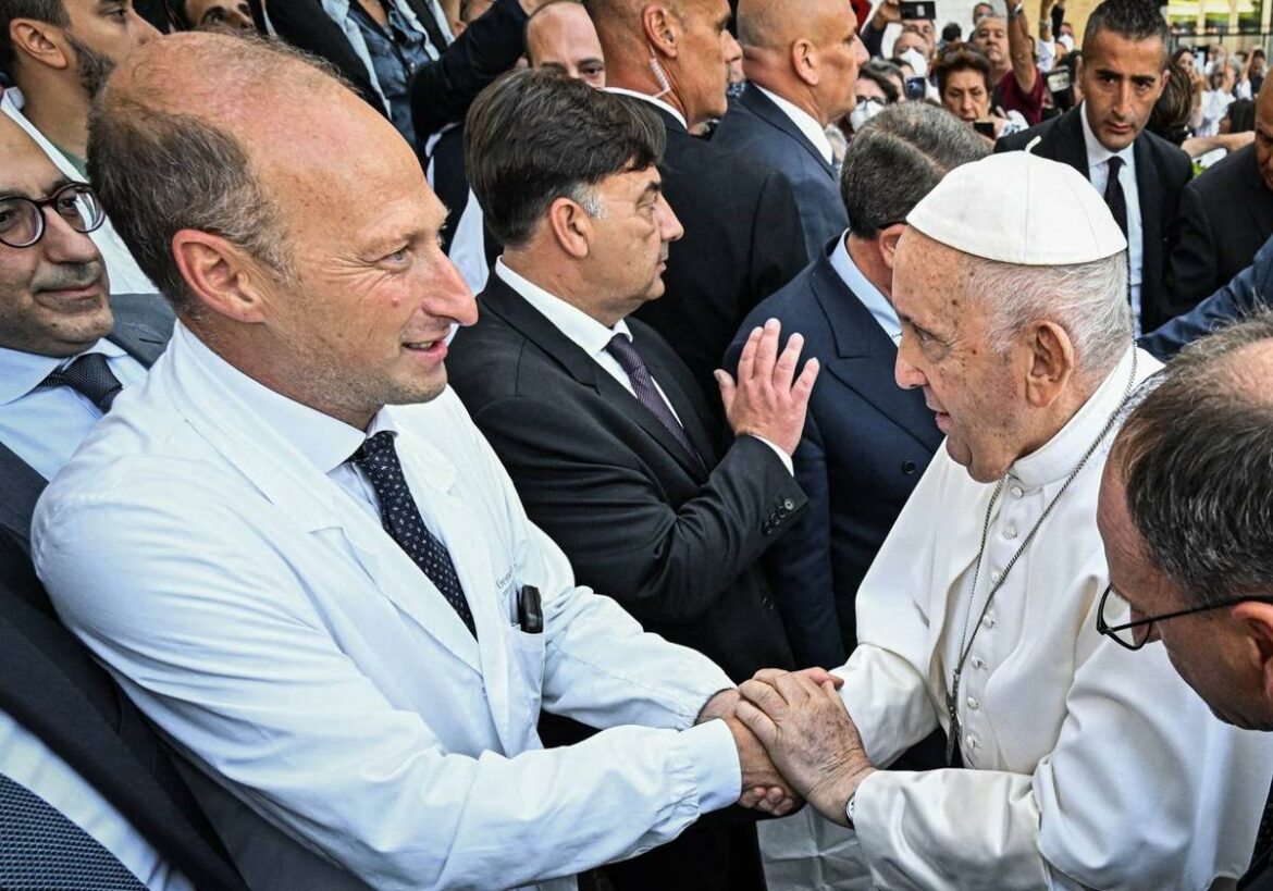 El médico del Papa, sobre sus últimas horas: «Cuando llegué tenía los ojos abiertos y no respondía»