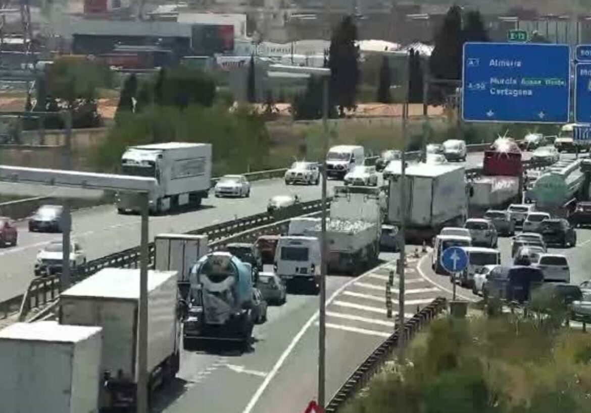 La operación salida del puente de mayo deja importantes retenciones en la autovía A-30 a su paso por Murcia