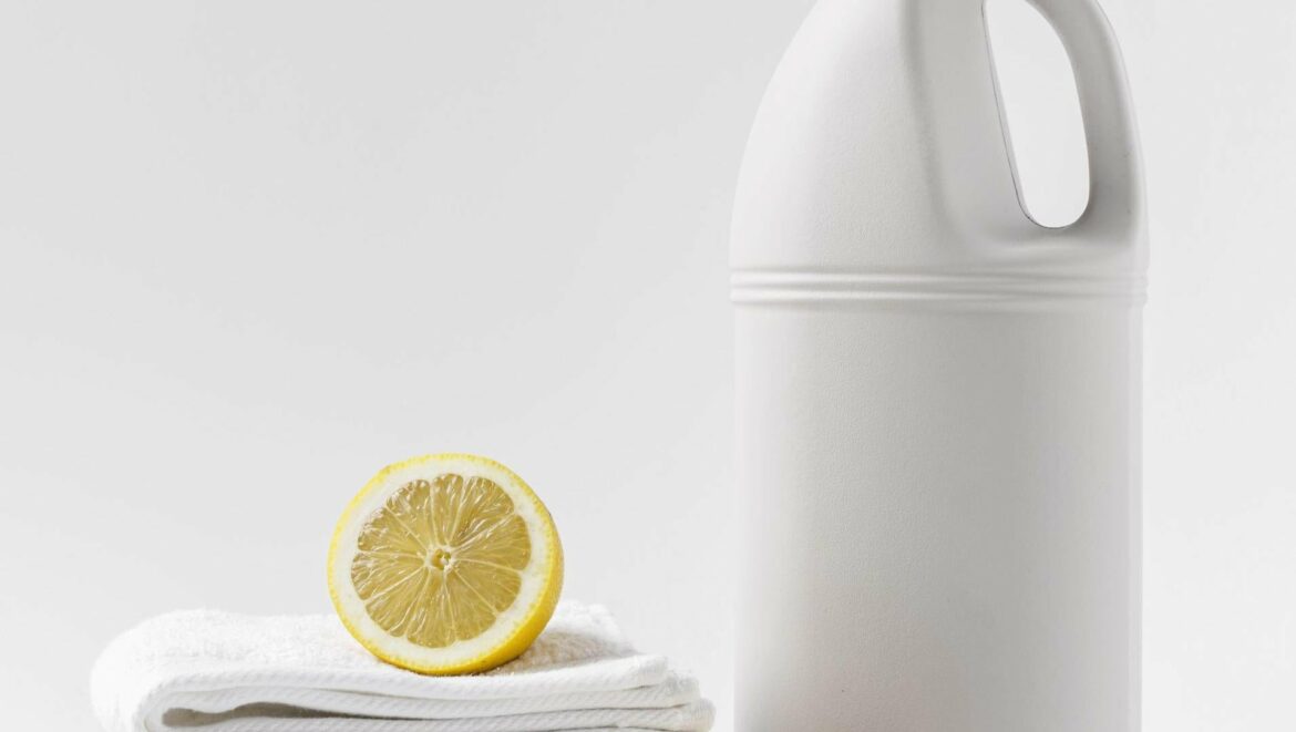 Recupera tus prendas: trucos para quitar manchas de lejía en ropa blanca y de color