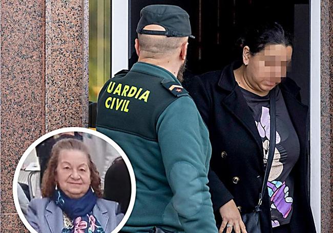 Claudia, hija de la fallecida en Torreagüera (en la foto pequeña), sale de su casa, este jueves, donde le espera una patrulla de la Guardia Civil.