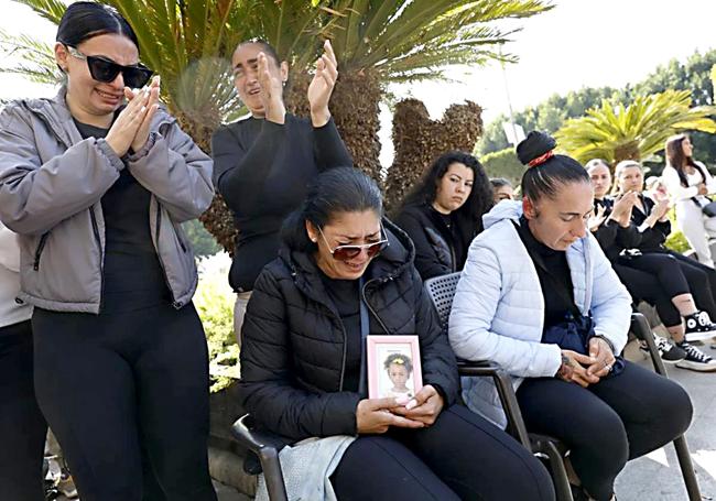Familiares de la niña durante el minuto de silencio por el crimen de Llano de Brujas.