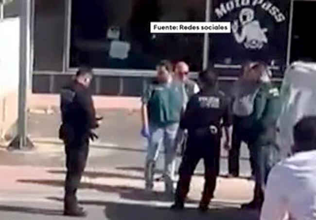 Agentes en el lugar del atropello mortal.