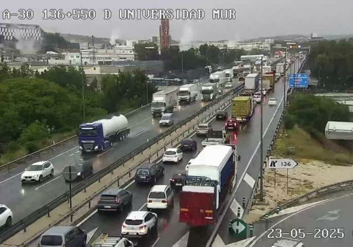 Más de doce kilómetros de retenciones en la autovía A-30 a la altura de Murcia
