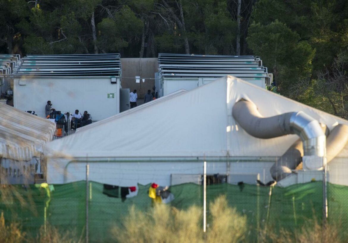 Arroyo insiste en el desalojo del campamento del Hospital Naval de Cartagena