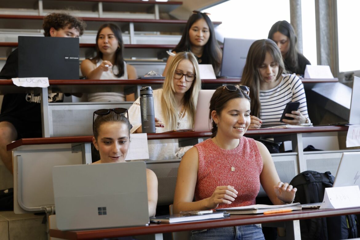 Las universidades de la Región se lanzan a la captación de extranjeros para compensar la natalidad