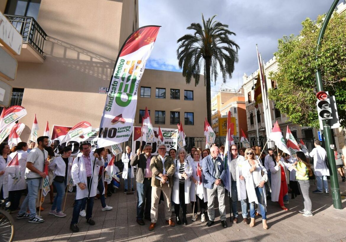 El Sindicato Médico reclama que se aclare cuáles son los servicios mínimos de los MIR de la Región en la huelga