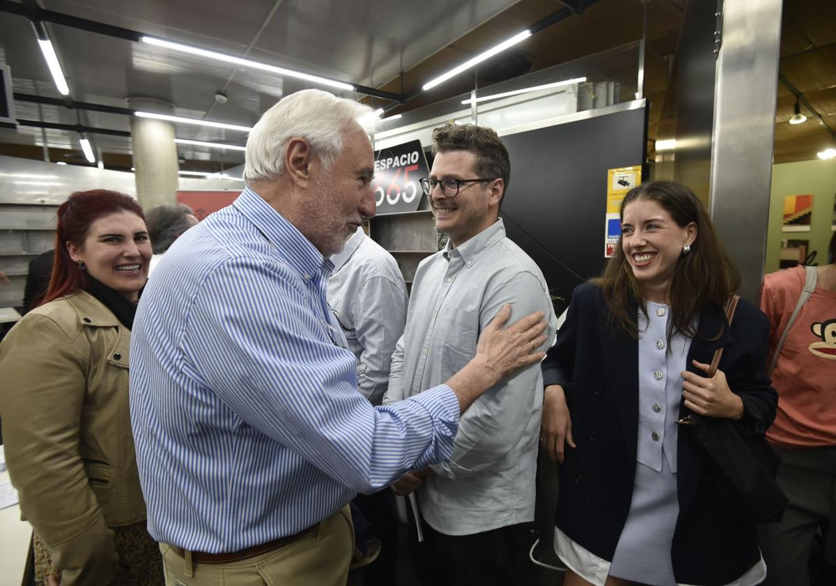 Imagen principal - Arturo García Agüera recibe felicitacines tras su elección.