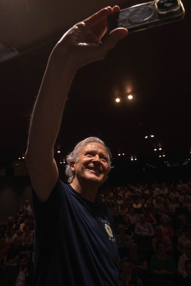 El latinista se hizo un selfi con los lectores que acudieron al encuentro en Murcia.