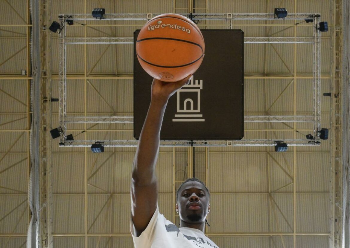 Kostas Antetokounmpo: «Nos ganábamos la vida vendiendo relojes y gafas por la calle»