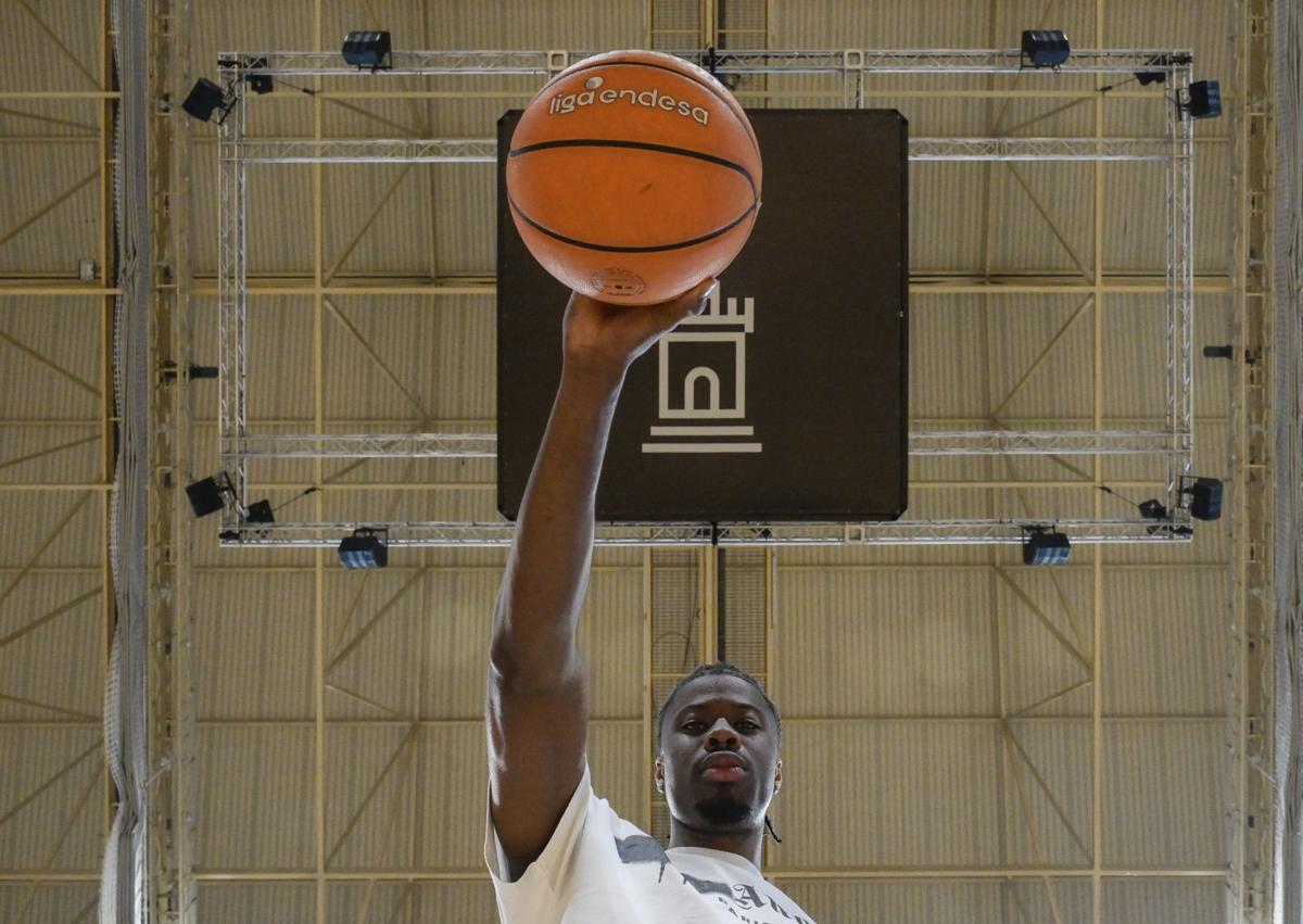 Imagen secundaria 1 - Kostas Antetokounmpo: «Nos ganábamos la vida vendiendo relojes y gafas por la calle»