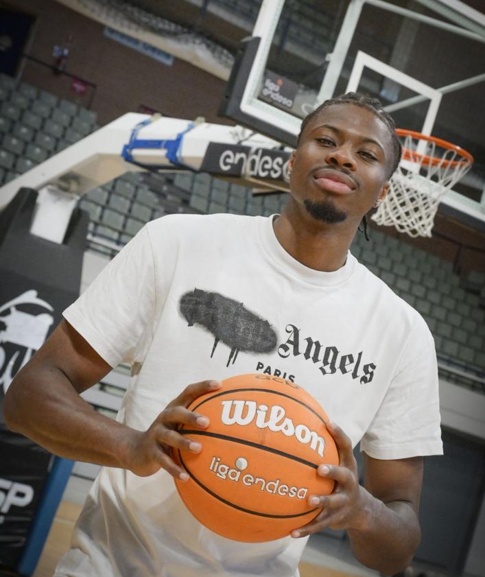 Imagen secundaria 2 - Kostas Antetokounmpo: «Nos ganábamos la vida vendiendo relojes y gafas por la calle»
