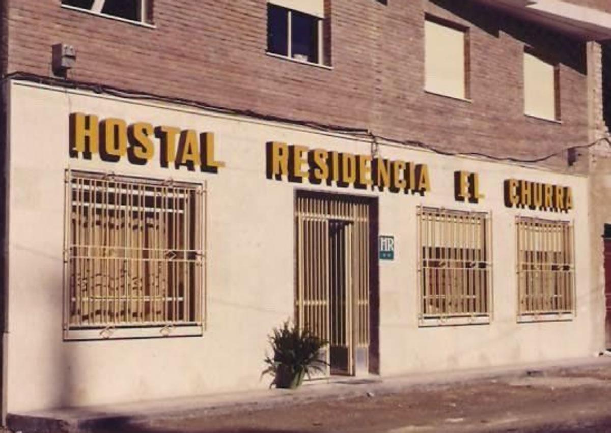 Imagen secundaria 1 - 1. El primer local que la familia Nicolás montó en la avenida Ronda de Levante en 1955. 2. Los albores del actual hotel El Churra. 3. Mariano Nicolás y Conchita Monteagudo, posando el mes pasado en uno de los rincones del establecimiento.