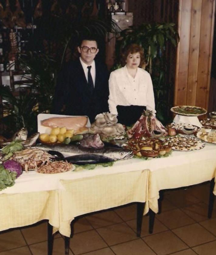 Imagen secundaria 2 - 1. Juanjo Nicolás, de bebé, en brazos de su tío y junto a dos camareros. 2. El matrimonio, hace casi medio siglo, presumiendo de producto.