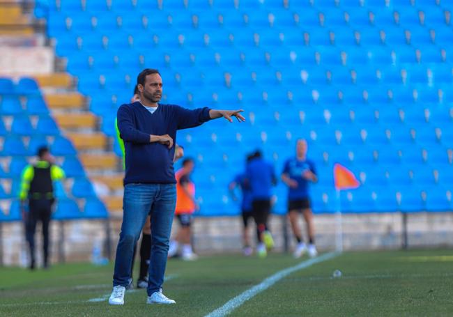 Flakus y el balón parado de Pedro León alivian el mal juego del Real Murcia