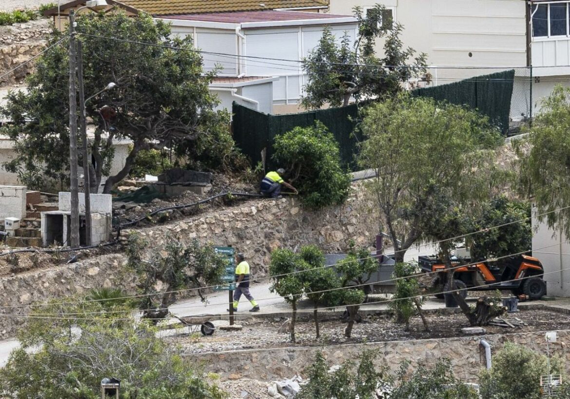 Siete familias resisten en el camping de El Portús, que reabrirá en agosto sin nudistas