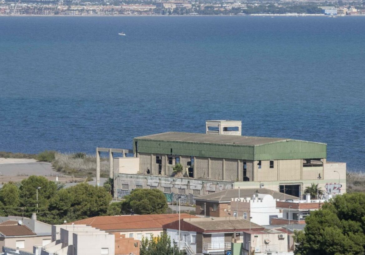 El nuevo deslinde del Carmolí amplía la zona estatal y dificulta el uso del hangar