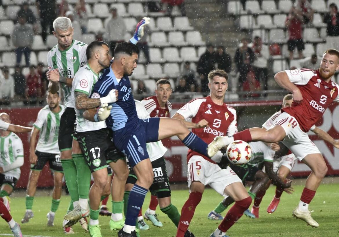 Más errores propios que ajenos en el gran patinazo del Real Murcia en la lucha por el liderato