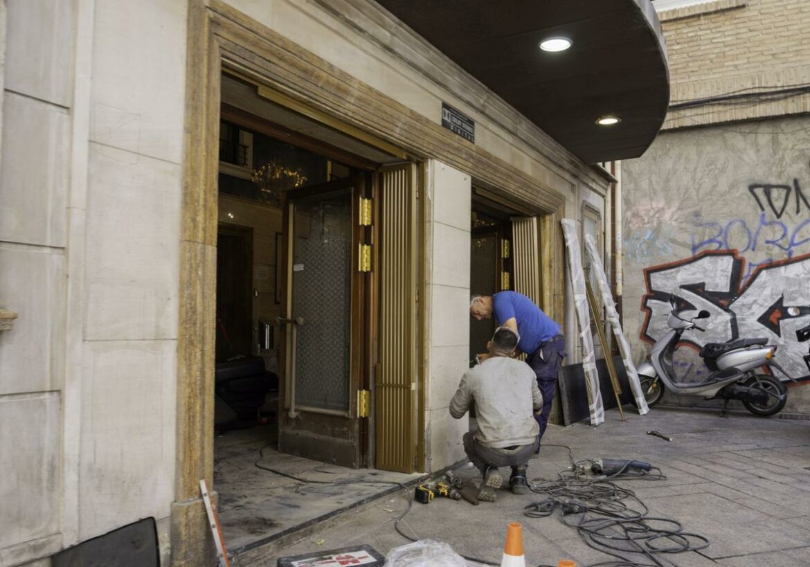 Vandalizan la verja de la puerta de entrada del cine Rex de Murcia